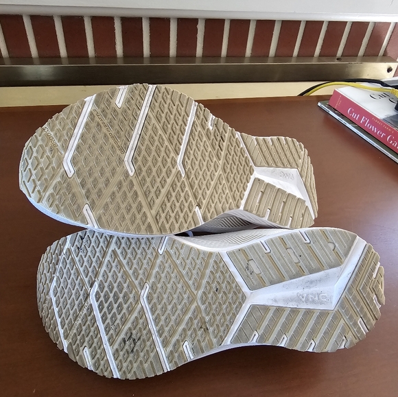 Brooks Women's Revel 6 White/Khaki EUC Size 9 - Picture 6 of 8